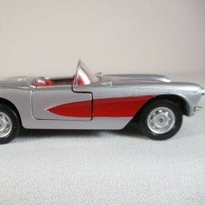 VTG MAISTO 1957 Silver Corvette Diecast Vehicle 1:39 Scale Doors Open